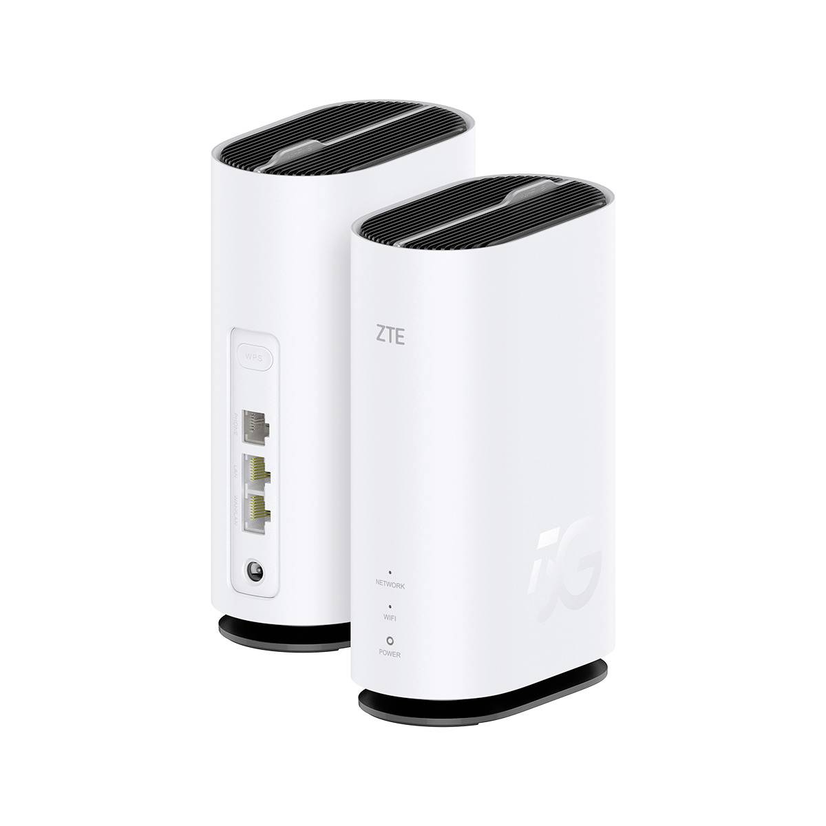 To hvide ZTE hjemme Wi‑Fi router/modemer vist på hvid baggrund, en forfra-vendt og en vinklet for at vise Ethernet-porte og strøminput.