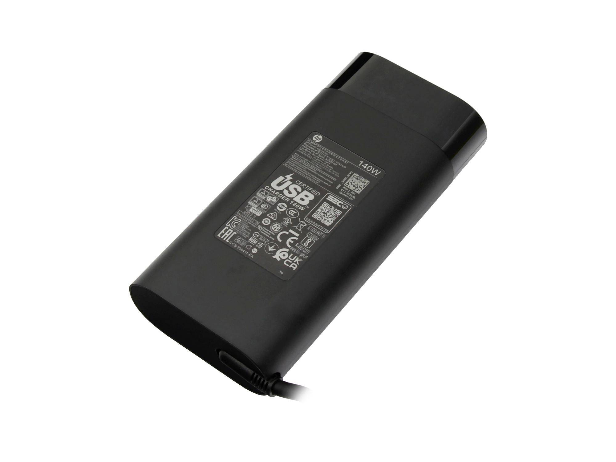Sort USB-C strømadapter med tilsluttet kabel, vist på hvid baggrund.
