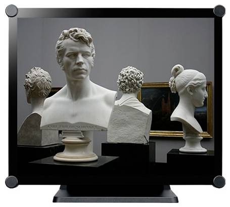 En museumsutstilling af klassiske hvide bystgipsafstøbninger, inklusiv en central mandebuyst og sideprofilbystgipsafstøbninger, arrangeret på sorte piedestaler.