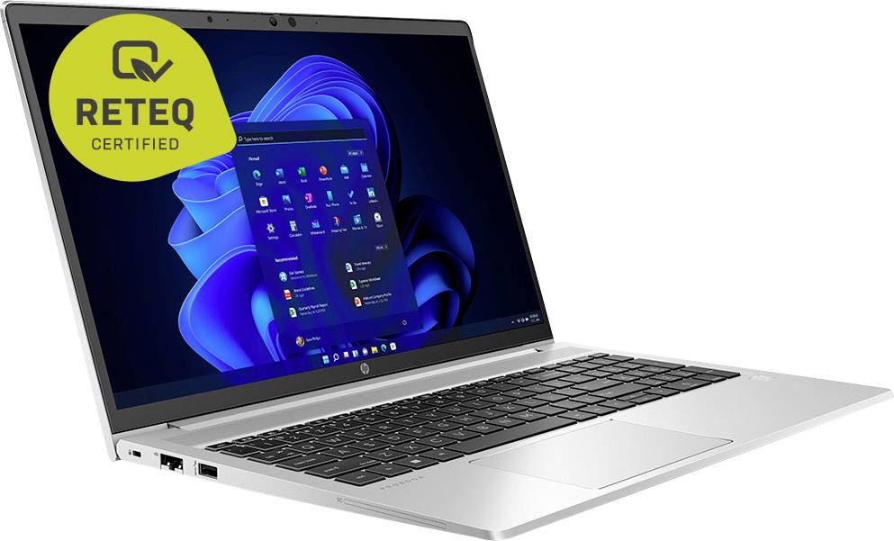 Sølvfarvet HP-bærbar computer åben med Windows 11 på skærmen, med et gult 'RETEQ CERTIFIED'-mærke i øverste venstre hjørne.