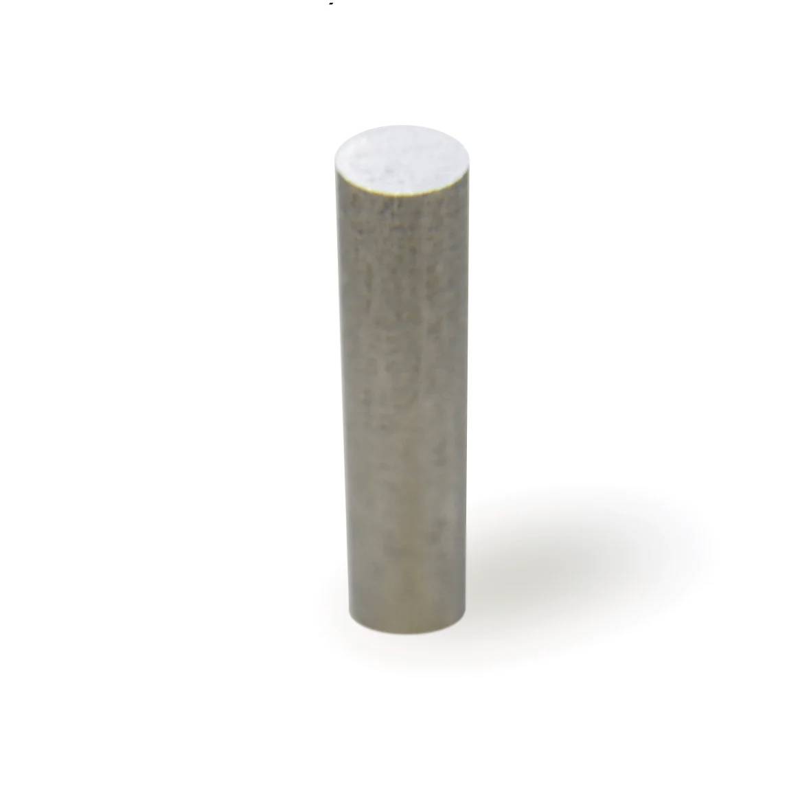 Vertikal grå metalcylinder, der står alene på en hvid baggrund.