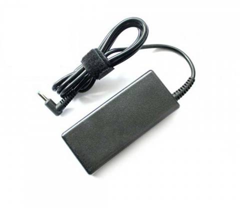 Sort laptop-strømadapter med tilsluttet ledning og stik på hvid baggrund.