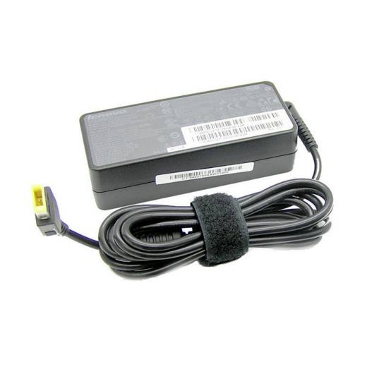 Sort bærbar computer-strømadapter med tilsluttet ledning og gul stik, vist på hvid baggrund.