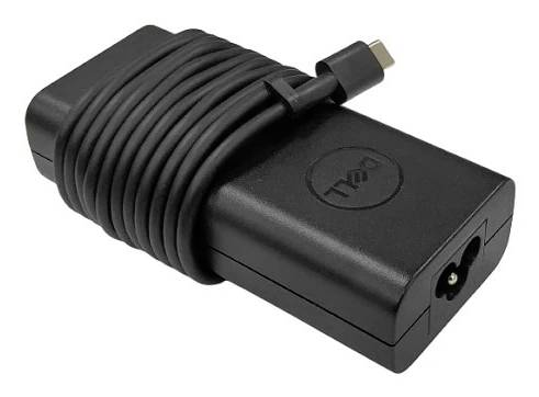 Rullet sort strømadapter med en USB-C-stik og et Dell-logo på hvid baggrund.