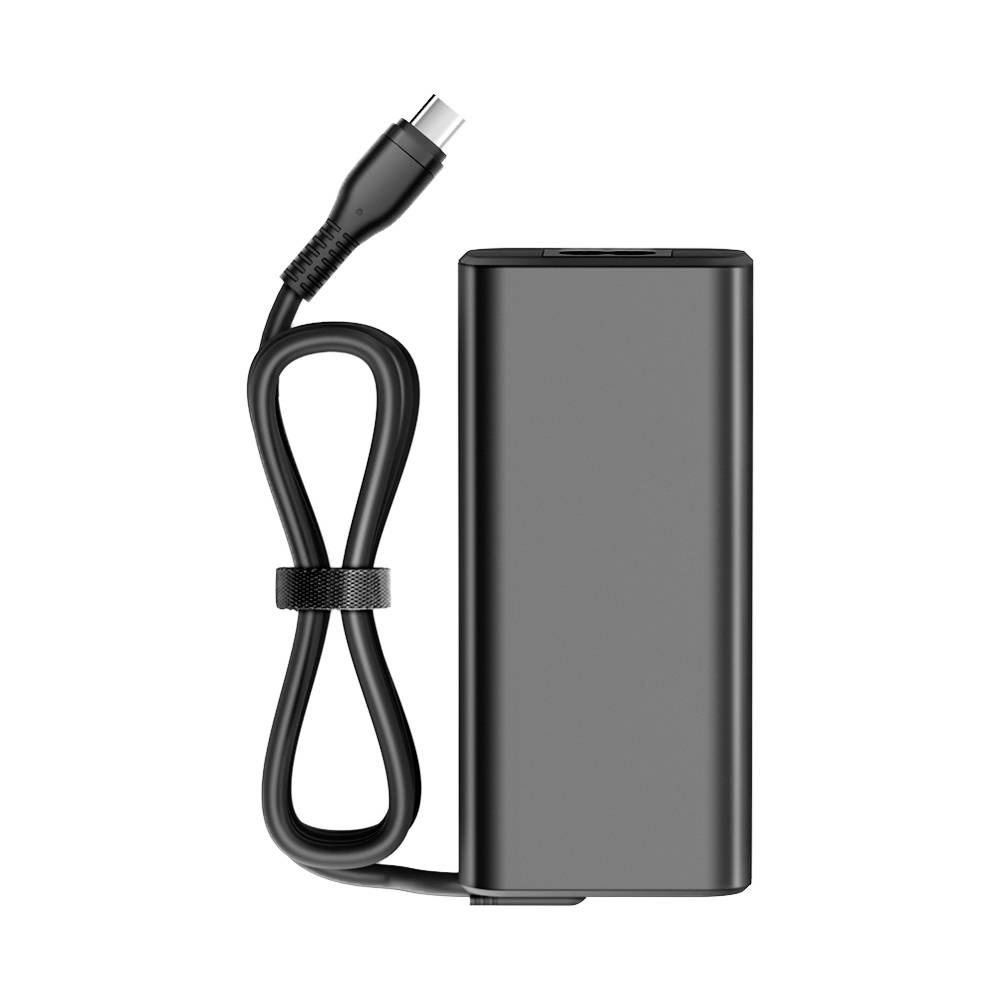 Sort rektangulær powerbank med tilsluttet USB-C-opladningskabel på hvid baggrund.