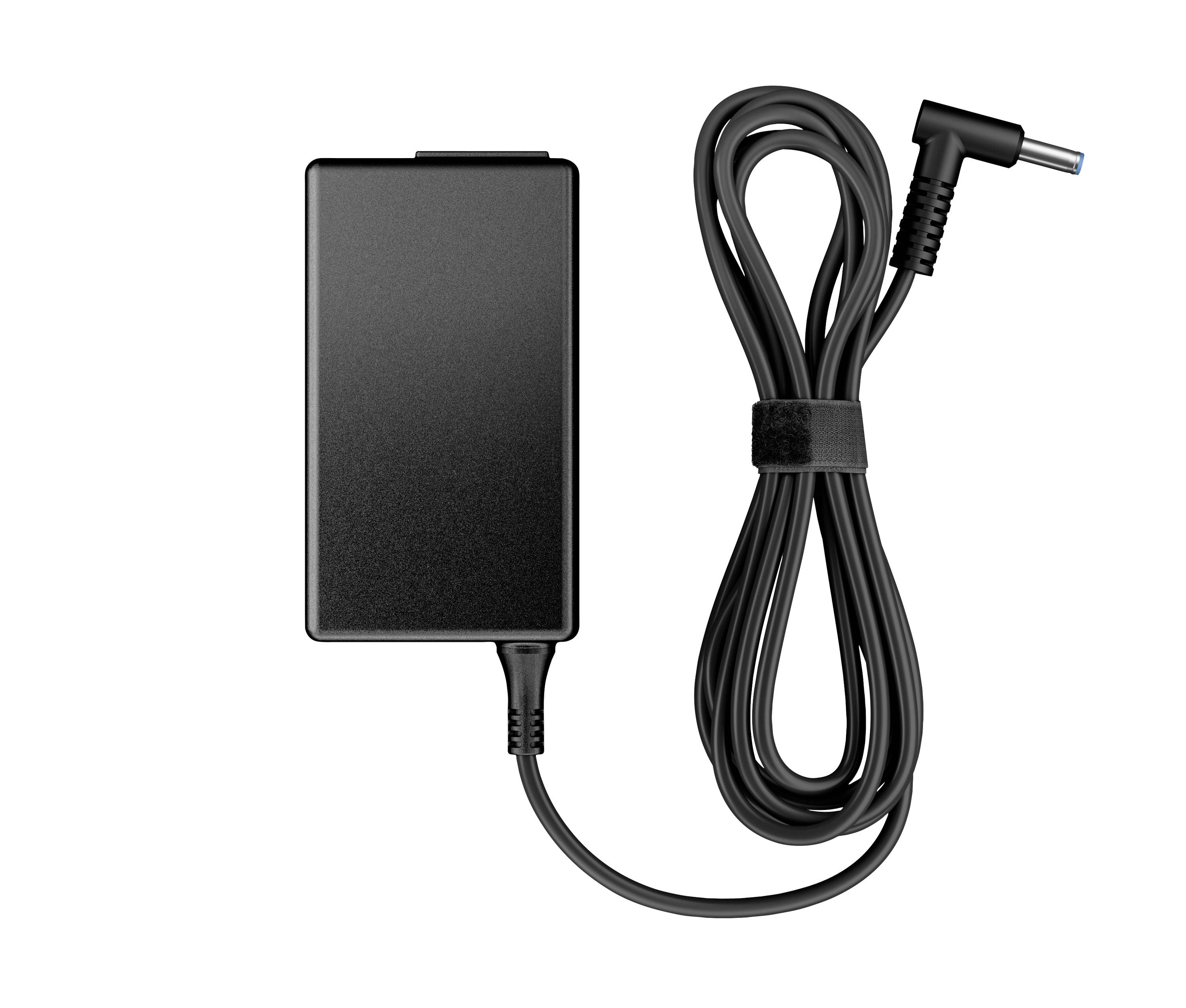 Sort AC-strømadapter med fastsat kabel og vinklet stik, vist på hvid baggrund.