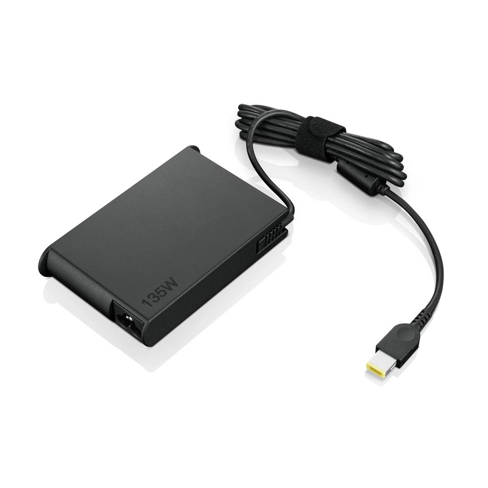 Sort 135W bærbar computerstrømadapter med tilsluttet kabel og USB-C-stik på hvid baggrund.