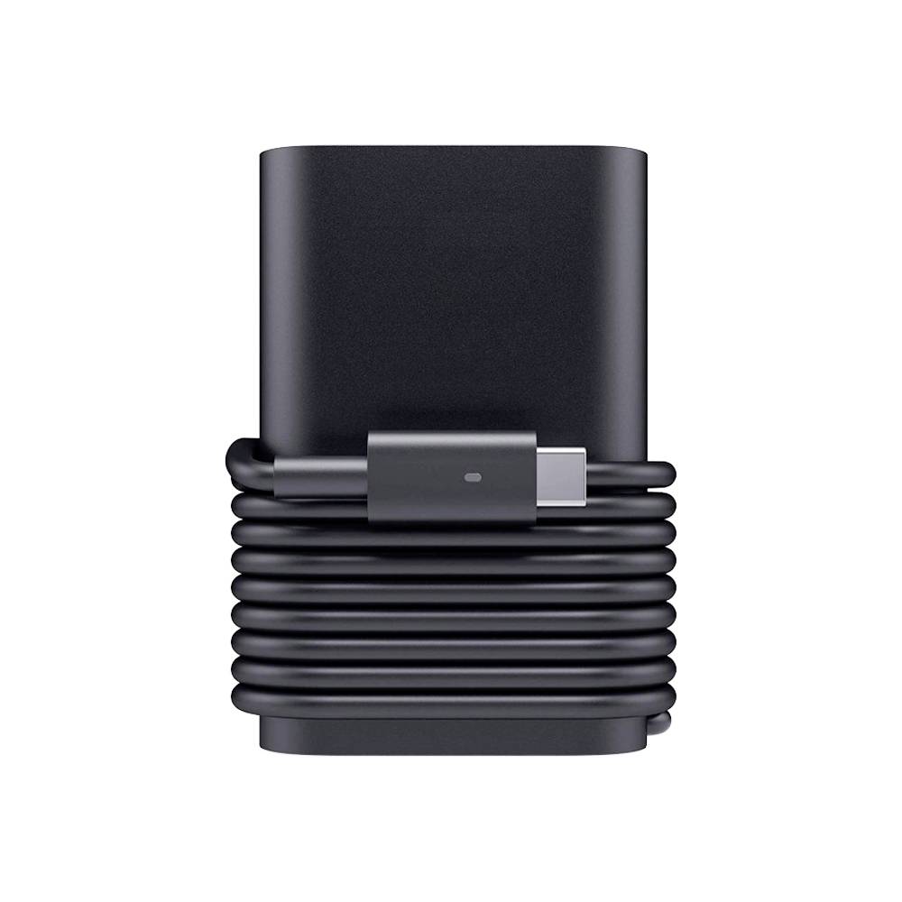 Sort USB-C-kabel viklet omkring en kompakt oplader eller adapter på hvid baggrund.