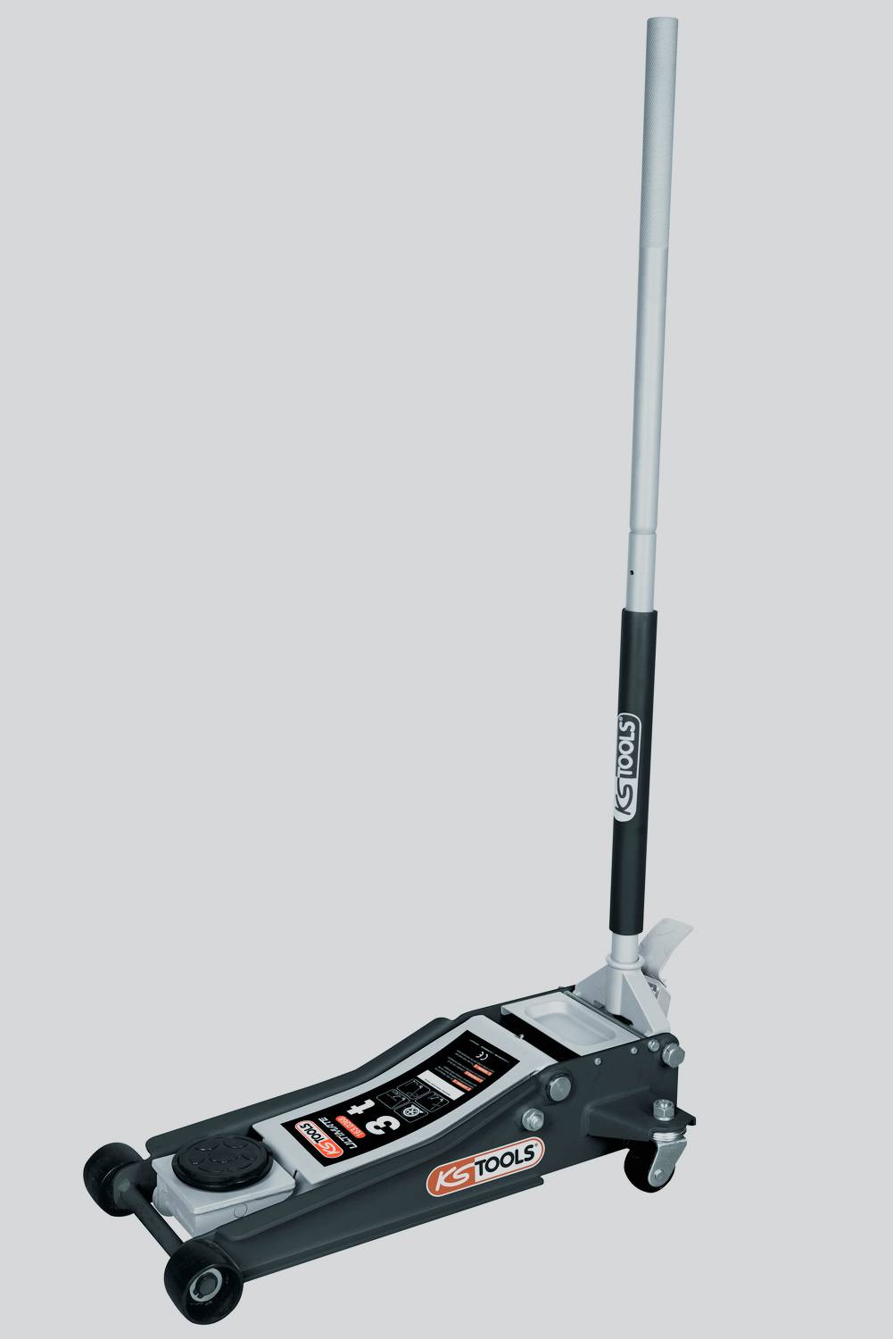 Lavprofileret hydraulisk gulvjack med lang håndtag og hjul, mærket KS TOOLS, vist på en ensfarvet baggrund.