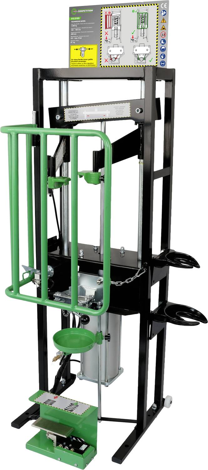Bærbar industriel tromletransportør med grønt sikkerhedsbur, sort stålramme, kontrolpanel og frontplatform til løft af tromler eller containere.