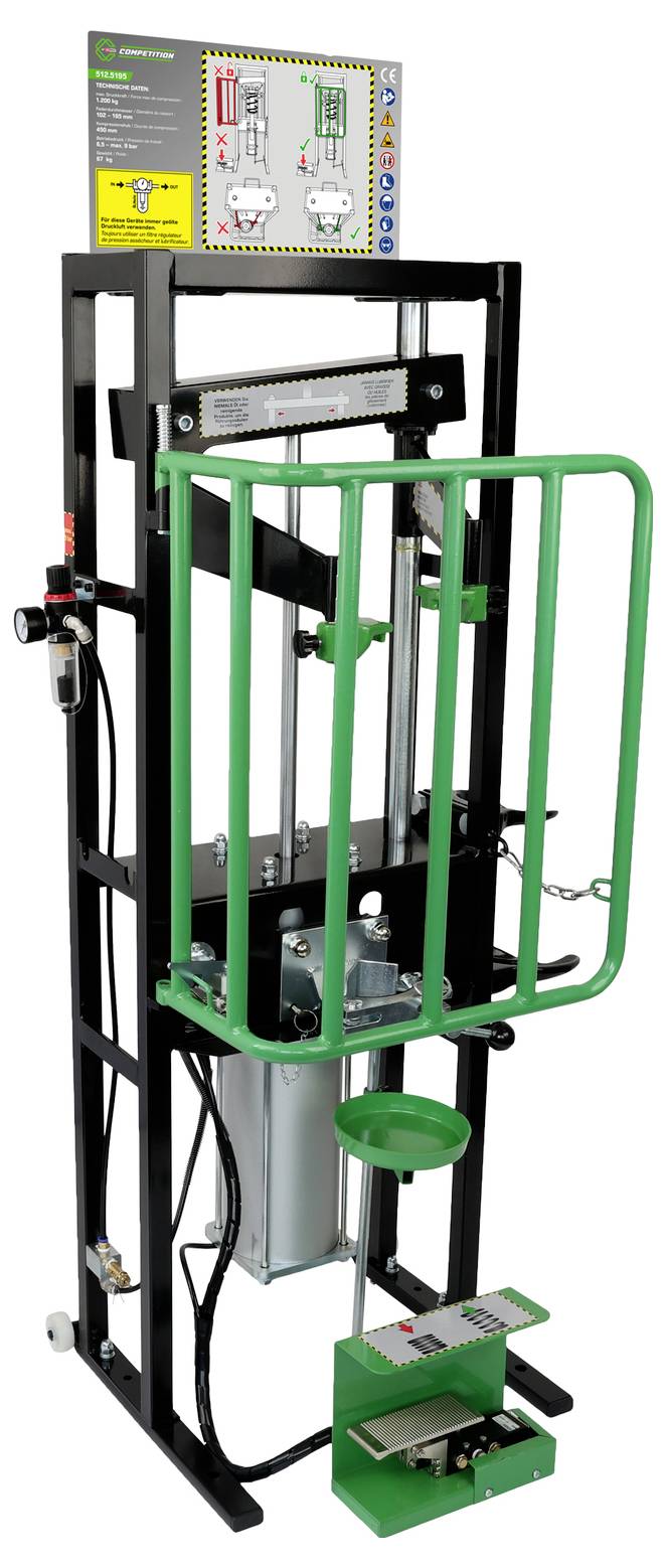 Industriel træningsmaskin med et grønt sikkerhedsbur og kontrolpanel, der viser en hydraulisk presse/testrig monteret i en sort ramme.