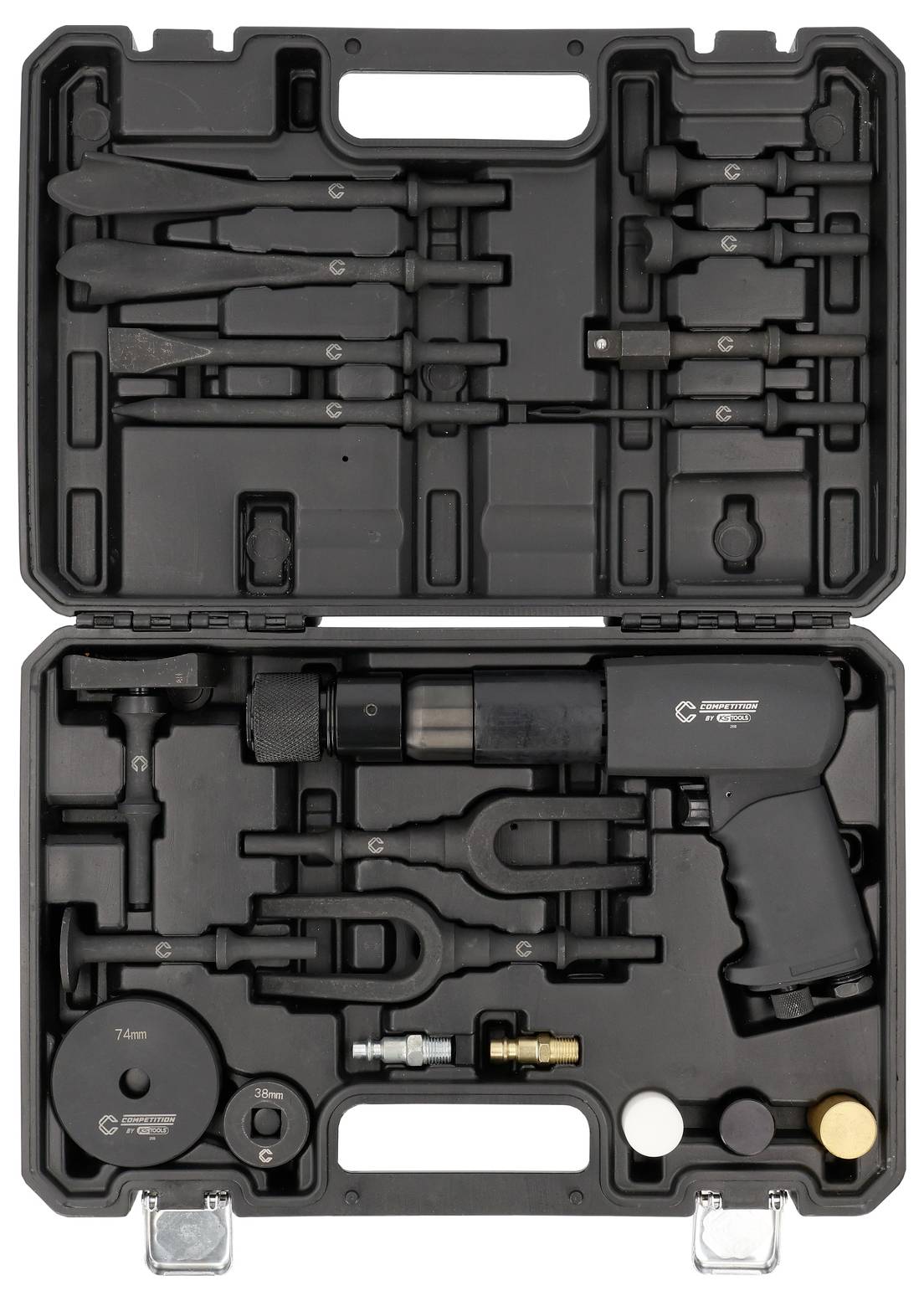 Åben hardcase med organiseret pneumatisk automobilværktøjssæt, inklusive pistol, slanger, adapters, pullere og skiver i tilpasset skum.