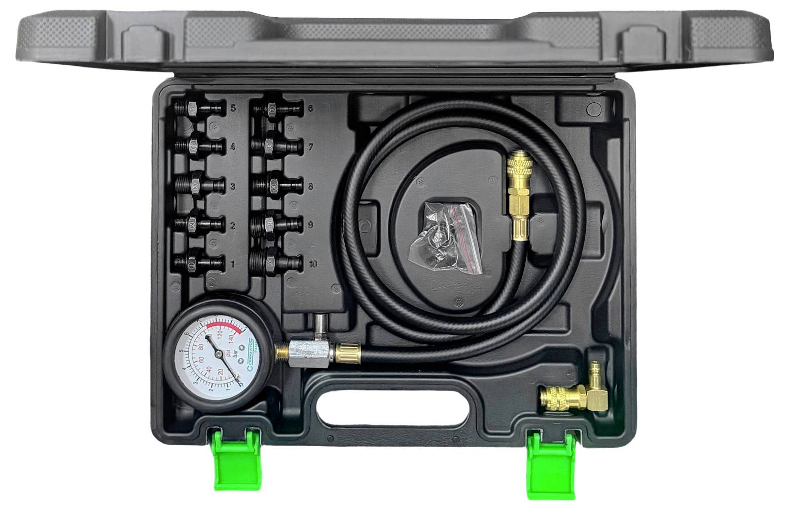 Brændstoftrykstester-kit i en transportkasse, med trykmanometer, slange, adaptere og messingfittings til motordiagnostik.