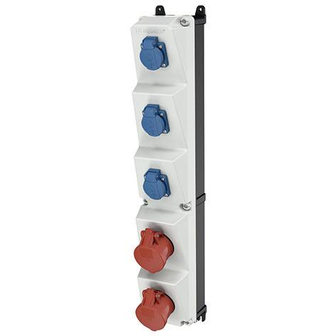 Vertikal industriel elektrisk strømudtagsboks med tre blå stik og to røde stik monteret på et hvidt kabinet.