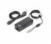 Sort strømadapter med to oprullede kabler og en metaltippet stik på hvid baggrund.
