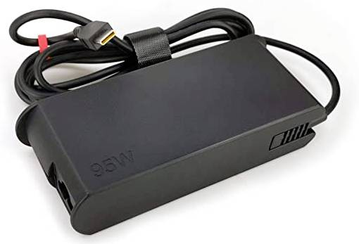 Sort 95W bærbar computerstrømadapter med tilsluttet opladningskabel og stik, vist på hvid baggrund.