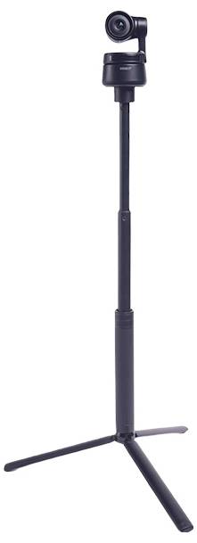 Sort kamera monteret på en høj selfie-stick/stativstativ med tre udstrakte ben på hvid baggrund.