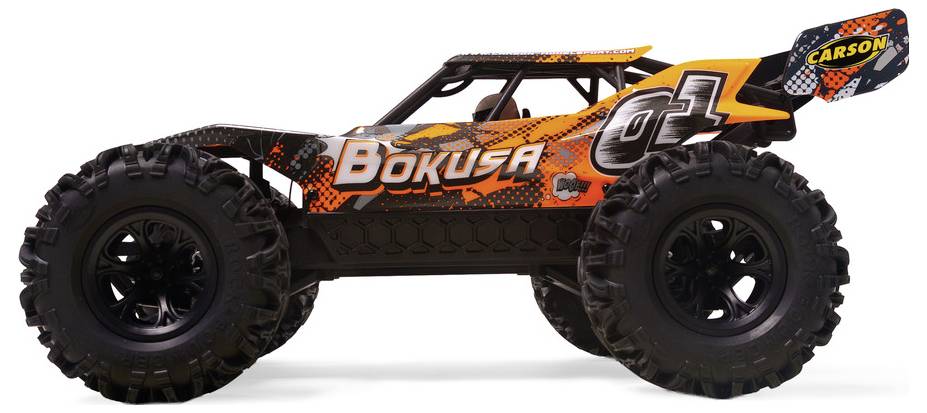 Sidevisning af en orange-og-sort RC terræn-buggy mærket "BOKUSA" og "01" med store knudrede dæk på hvid baggrund.