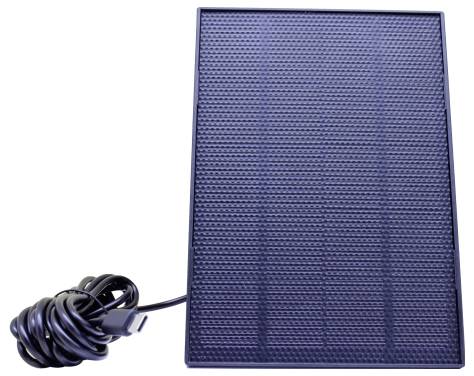 Rektangulær solarpanel med tilsluttet oprullet kabel og stik, vist på hvid baggrund.