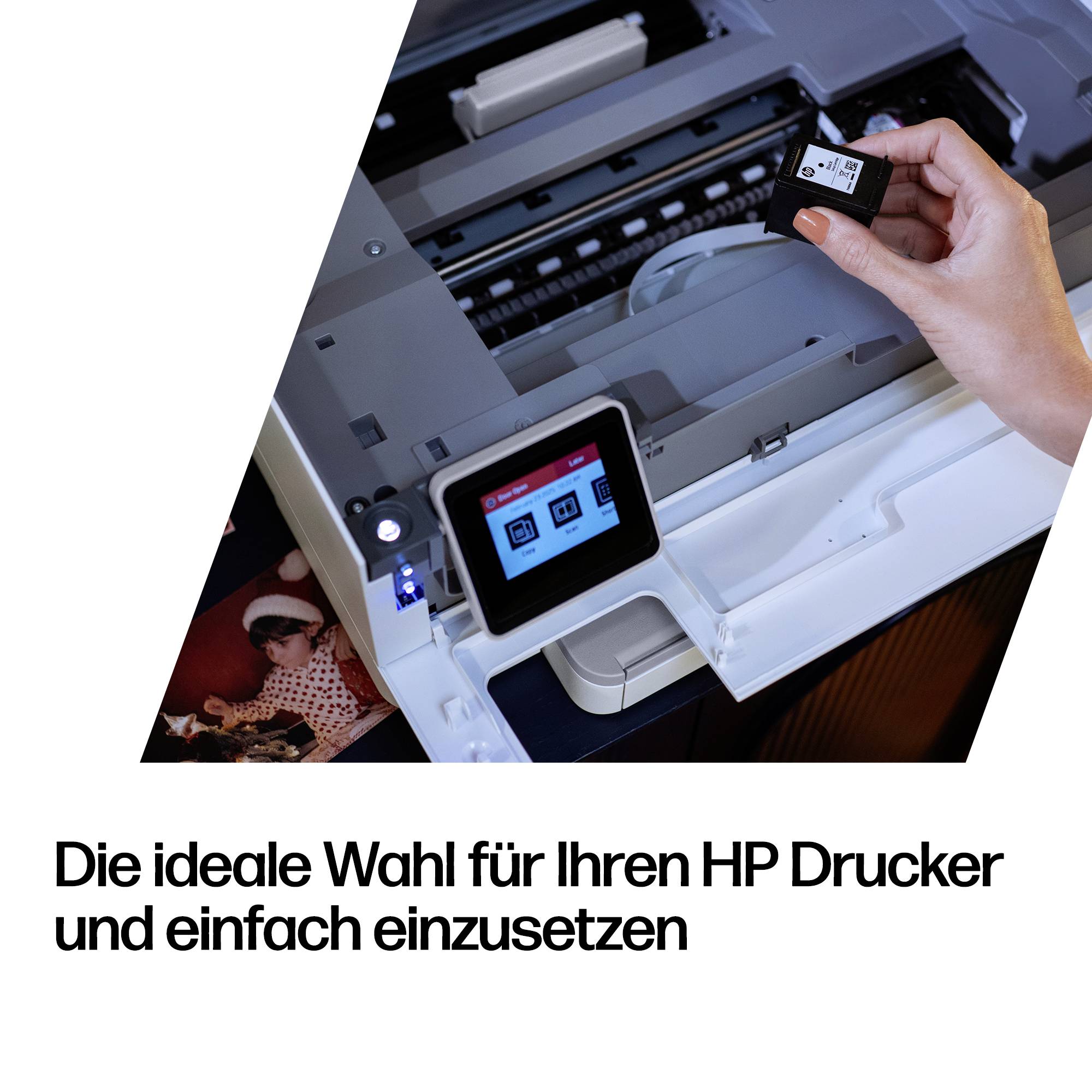 Hånden sætter en blækpatron i en HP-printer, med tysk tekst nedenunder, der lyder "Die ideale Wahl für Ihren HP Drucker und einfach einzusetzen".