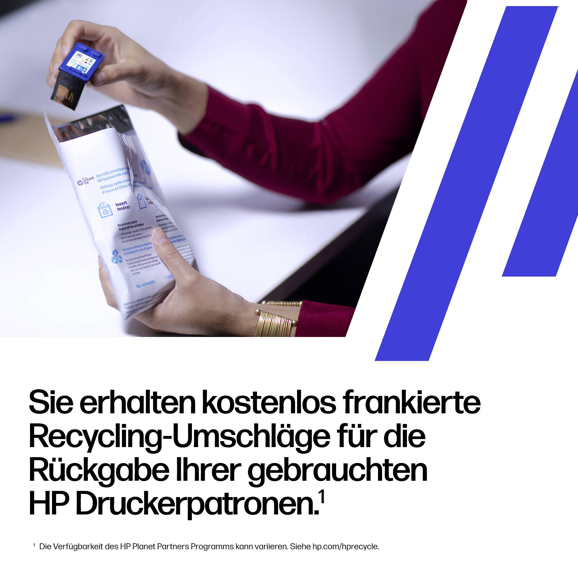 Person, der holder en postomslag og en blækpatron, med tysk tekst om, at der var gratis forudbetalte genbrugskuverter til returnering af brugte HP-printerpatroner.