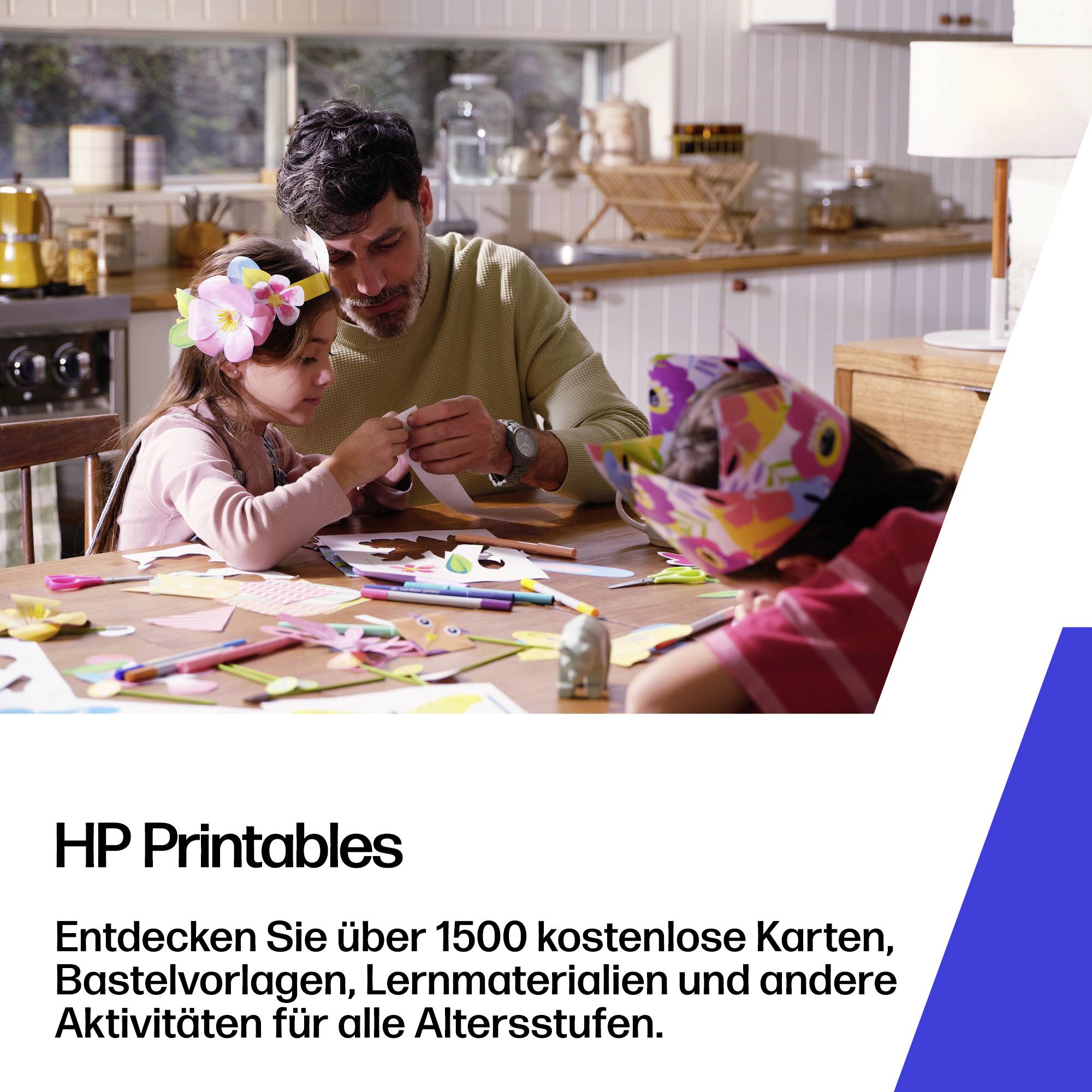 Far hjælper to børn med at lave håndarbejde ved et bord med papir og tusser; teksten nedenfor siger "HP Printables" og reklamerer for 1.500 gratis kort, skabeloner til håndarbejde og læringsaktiviteter for alle aldre.