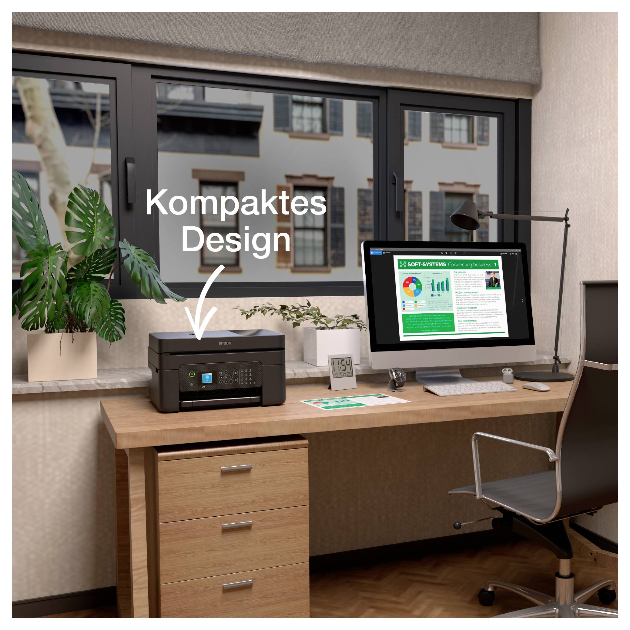 Kontorskrivebord med kompakt printer fremhævet af teksten "Kompaktes Design" og pil, ved siden af en stationær computer og stol nær et vindue.