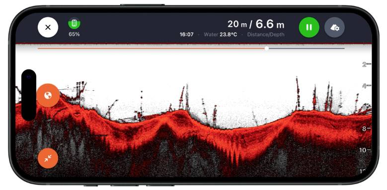 Mobilt sonar/fiskefinder-display, der viser en rød-og-sort undervandsscanning af dybden, med dybdemåling 20 m / 6,6 m og vandtemperatur 23,8°C.