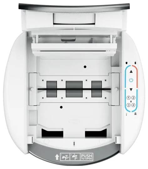 Åbn papirskuff til printer med et synligt kontrolpanel på højre side og "PUSH TO OPEN" etiket i bunden.