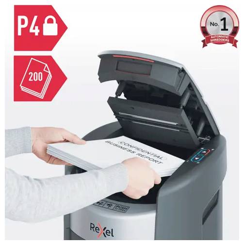Hænder der flår en stak papirer mærket "FORTROLIGT FORRETNINGSRAPPORT" i stykker i en Rexel automatisk shredder med P4-sikkerhed og ikoner for 200-arks kapacitet.