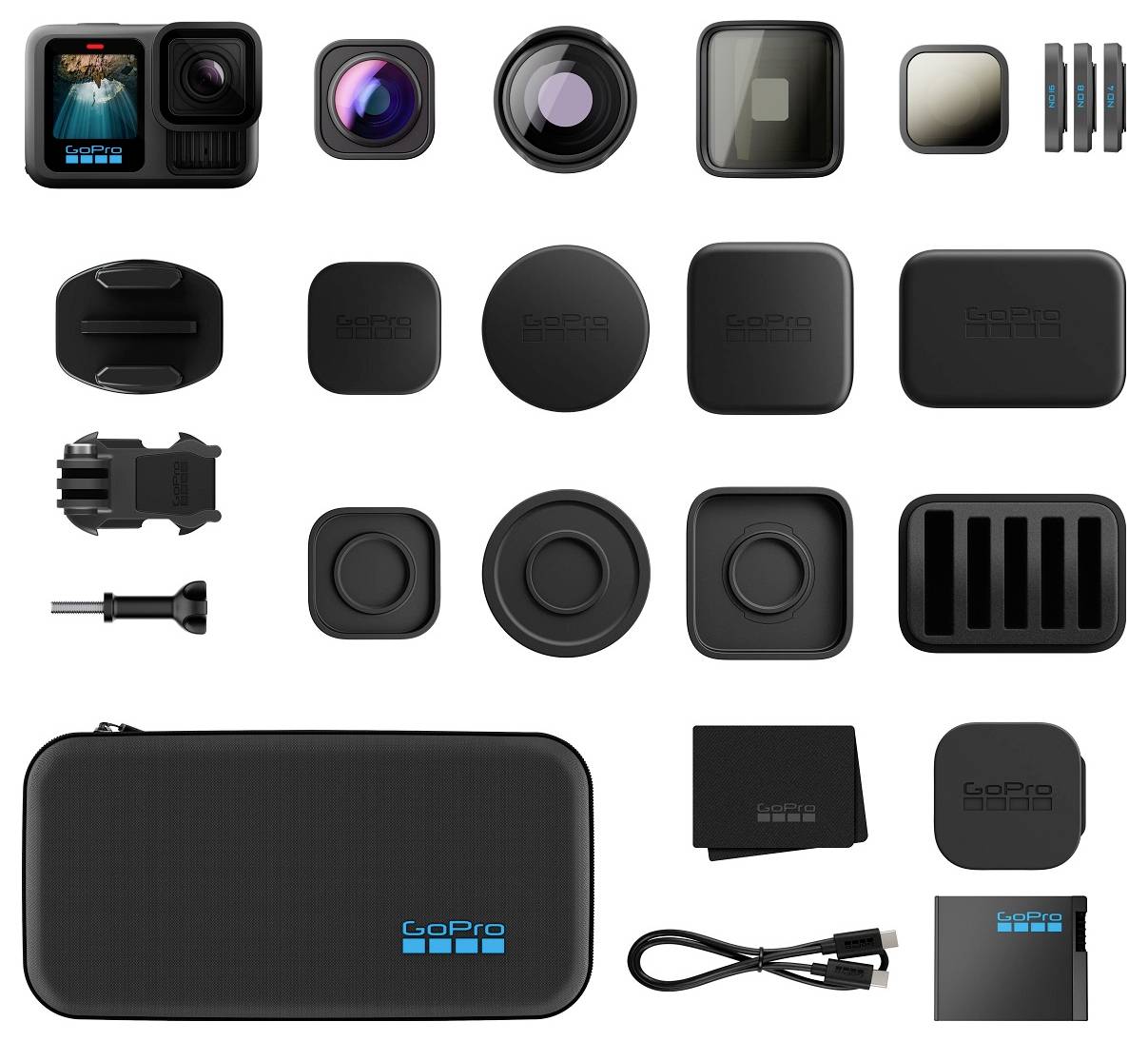 GoPro-actionkamera og diverse monteringsbeslag, linser, batterier, kabler og bærecase vist som medfølgende tilbehør.