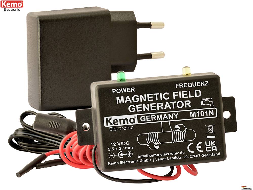 Kemo magnetfeltgenerator med strømadapter og røde/sorte ledninger, vist som et kompakt elektronisk enhedssæt.