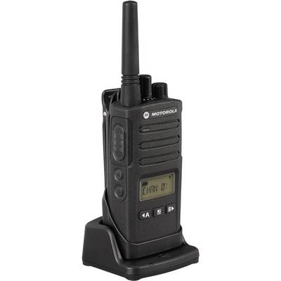 Et sort radioapparat med antenne står på en oplader, displayet viser 'KANAL 01'.