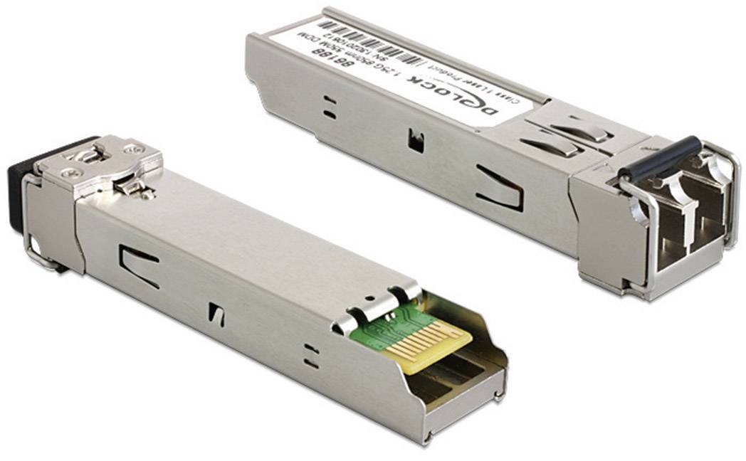 To SFP-moduler, én liggende, én stående, begge med metalkabinettet og stikforbindelser, til brug i netværksenheder.