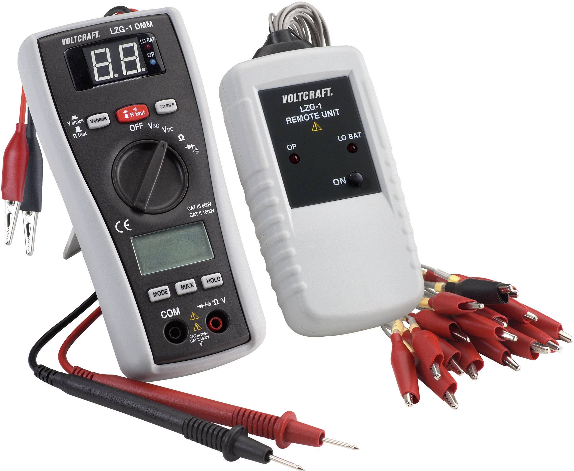 Et multimeter og en fjernbetjeningsenhed med flere krokodilklemmer. Apparater til elektrisk måling og diagnosticering.