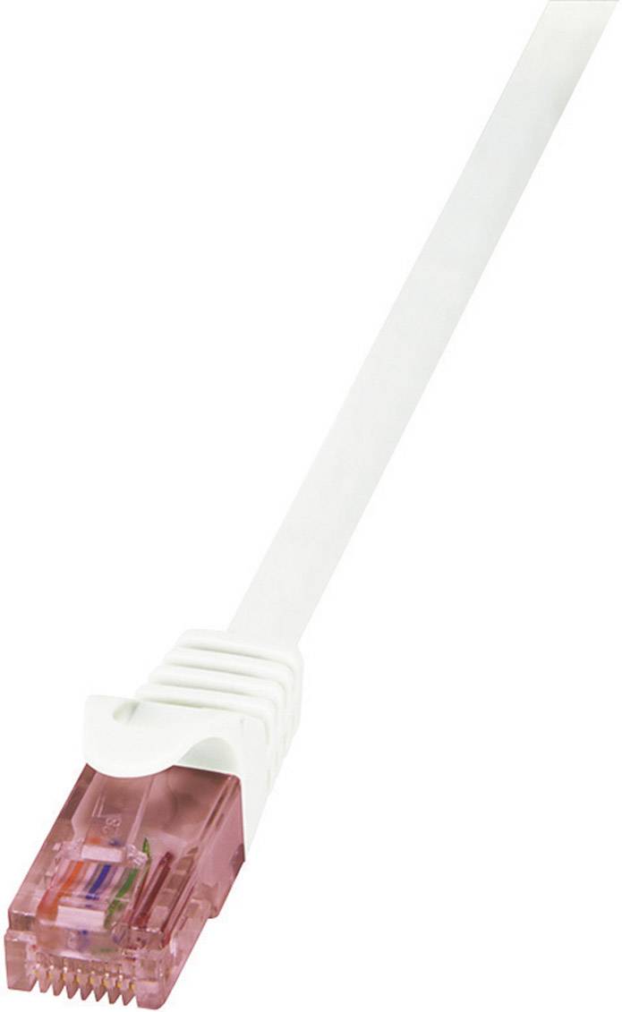 Et enkelt Ethernet-kabel med rød stik, som oftest bruges til netværksforbindelser.
