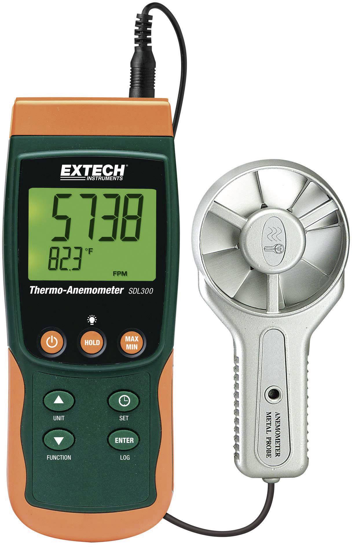 Et digitalt termo-anemometer viser 5738 FPM og 82,3°F. Enheden måler luftstrømning og temperatur og er egnet til klimaovervågning.