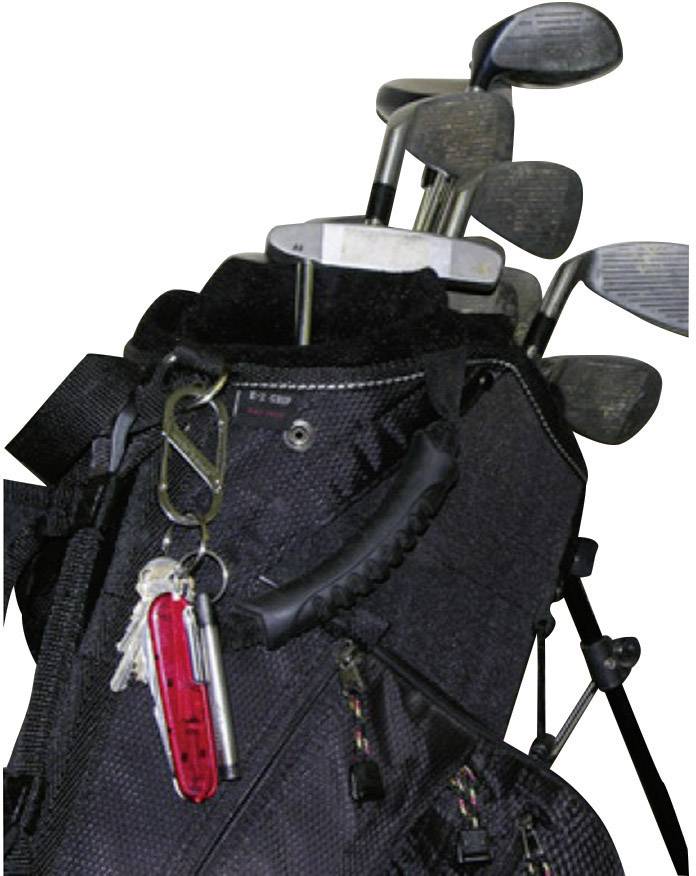 En golfbag med flere golfkøller og en rød lommekniv, der er fastgjort på siden.