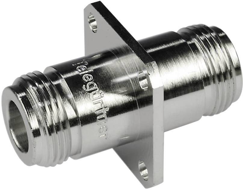 Metallisk koaksialstik med flange, egnet til højfrekvensapplikationer. Riflet overflade for bedre greb.
