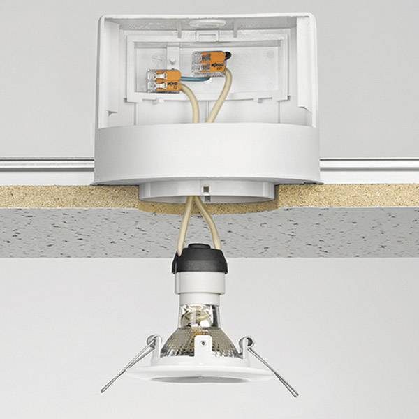 Loftsinstallationsdetalje: Åbent loftsudsnit med kabelført halogenspotlight, klar til montering i et nedhængt loft med raster.