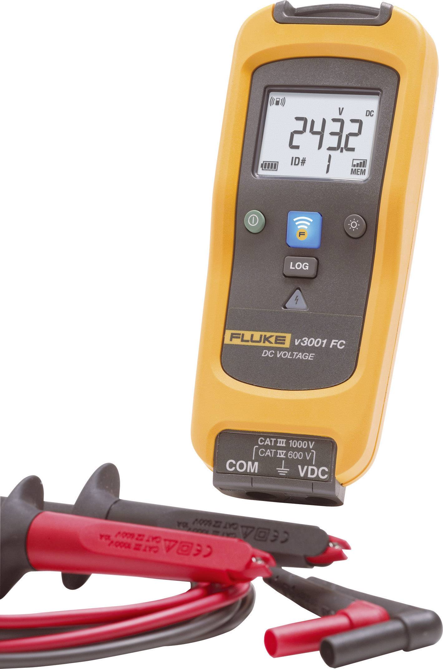 Et digitalt multimeter viser '243,2V DC' på displayet. Det har kabler med røde og sorte klemmer til måling af elektrisk spænding.