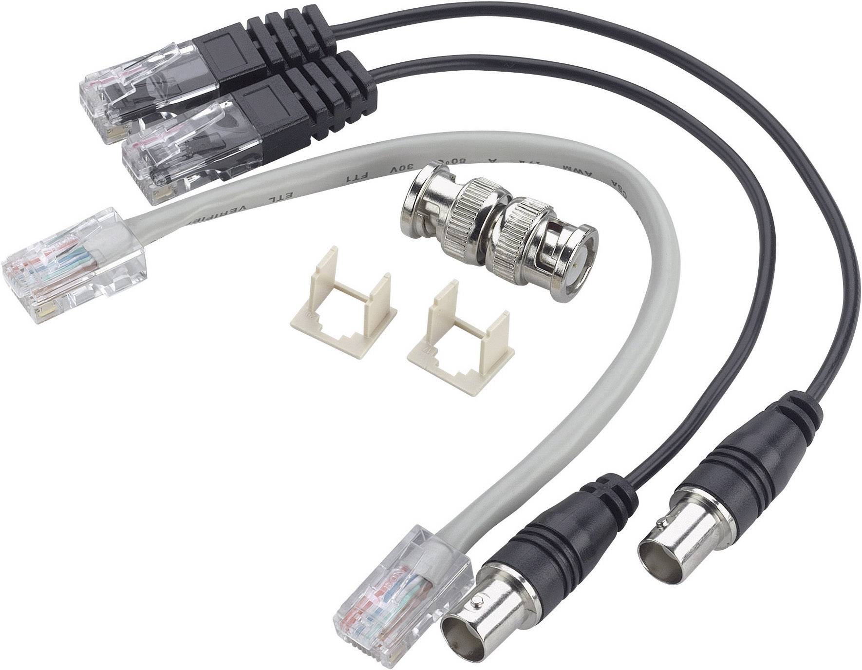 Tre kabler med forskellige stik: to RJ45-stik og et BNC-stik. Desuden to hvide, rektangulære forbindere.