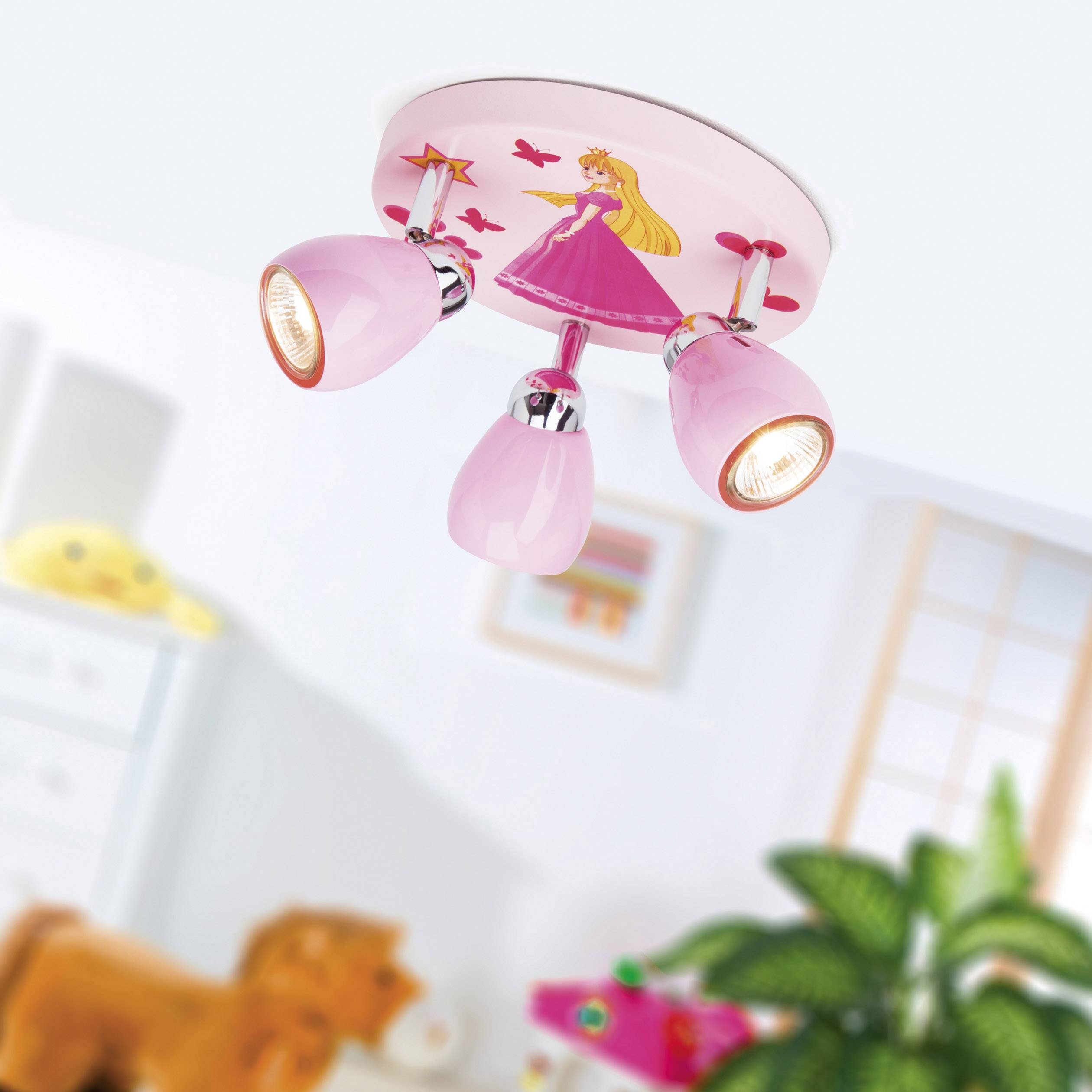 Loftlampe med lyserøde lampeskærme og prinsessemotiv. I baggrunden ses uskarpe legetøj og møbler.