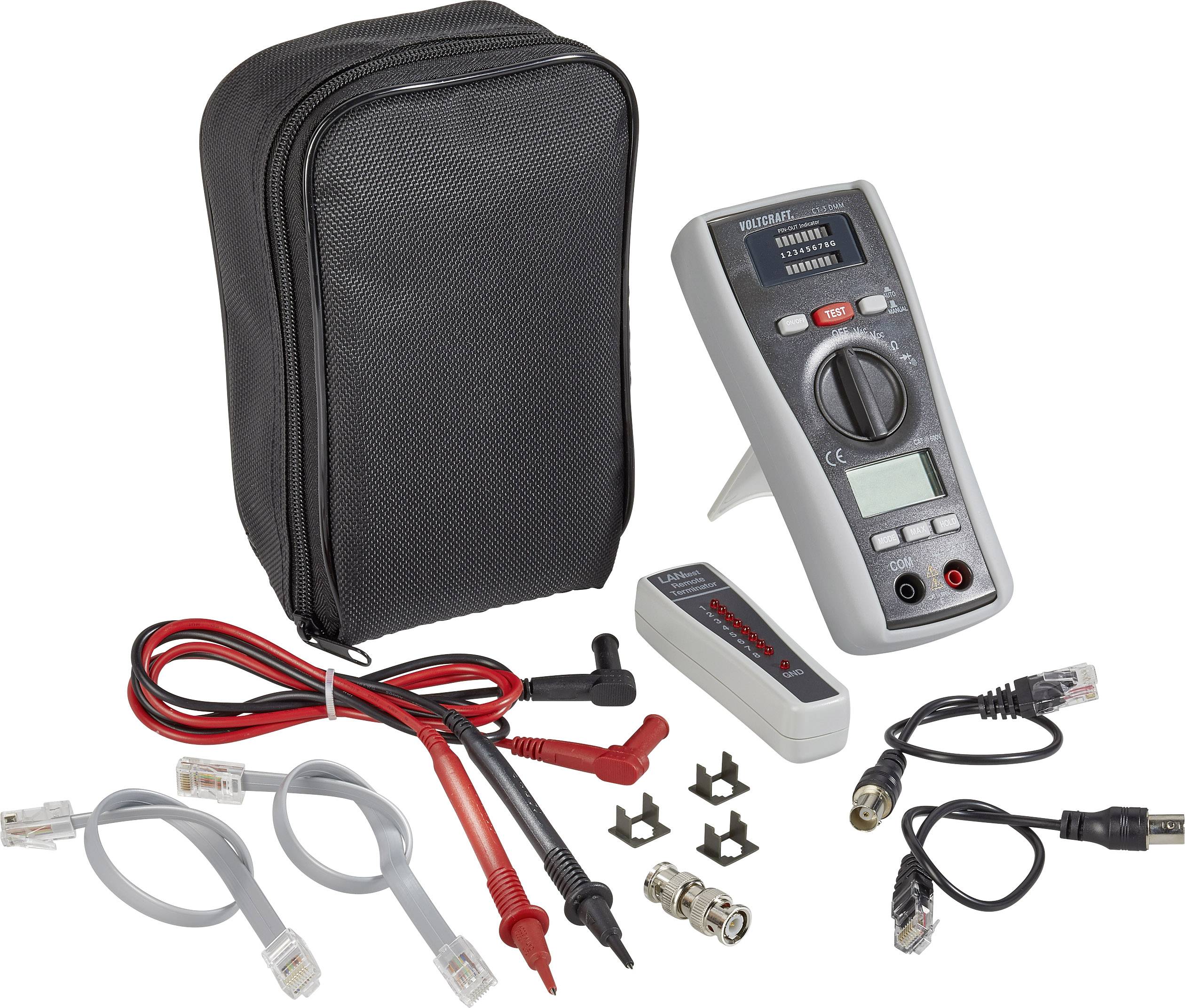 Et digitalt multimeter-sæt med taske, kabler, klemmer og adaptere. Det bruges til måling af elektriske værdier.