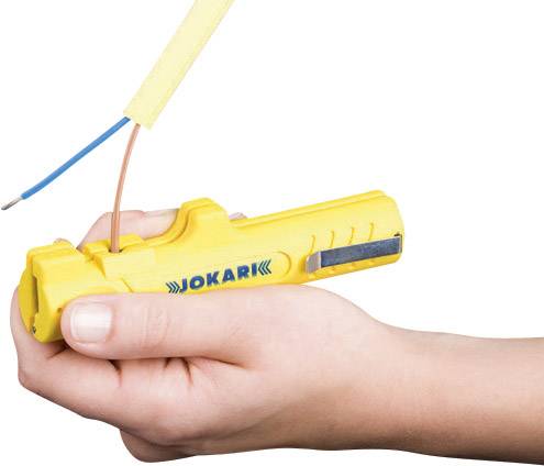 En hånd holder en afisoleringstang, der skærer en ledning. Afisoleringstangen er gul med påskriften 'JOKAR'.