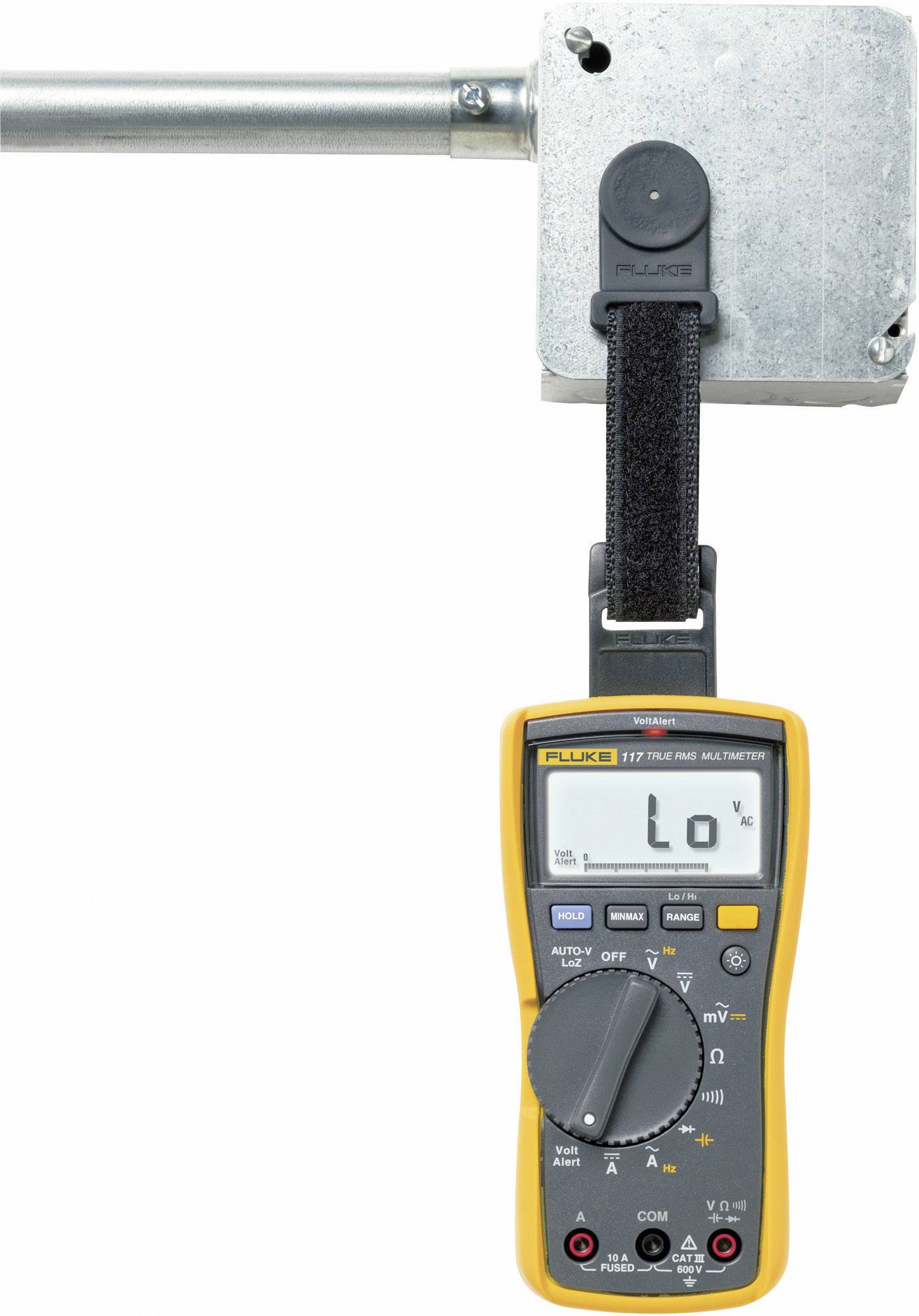 Et multimeter hænger på et rør ved hjælp af en magnet og viser værdien 'Lo' på displayet.