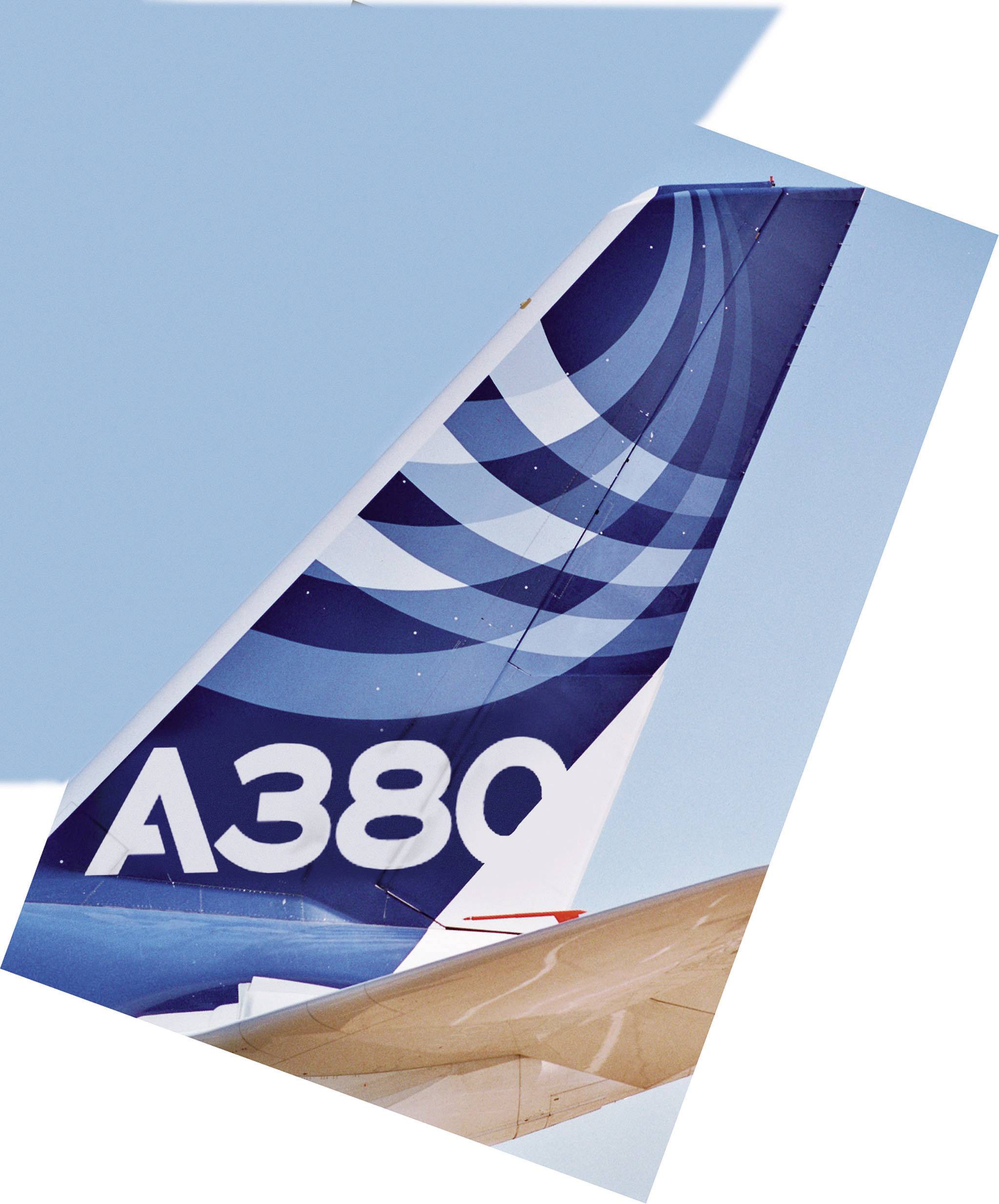 Flyvevinge med blå bølgemønstre og påskriften 'A380' på halen af et fly mod en klar himmel.