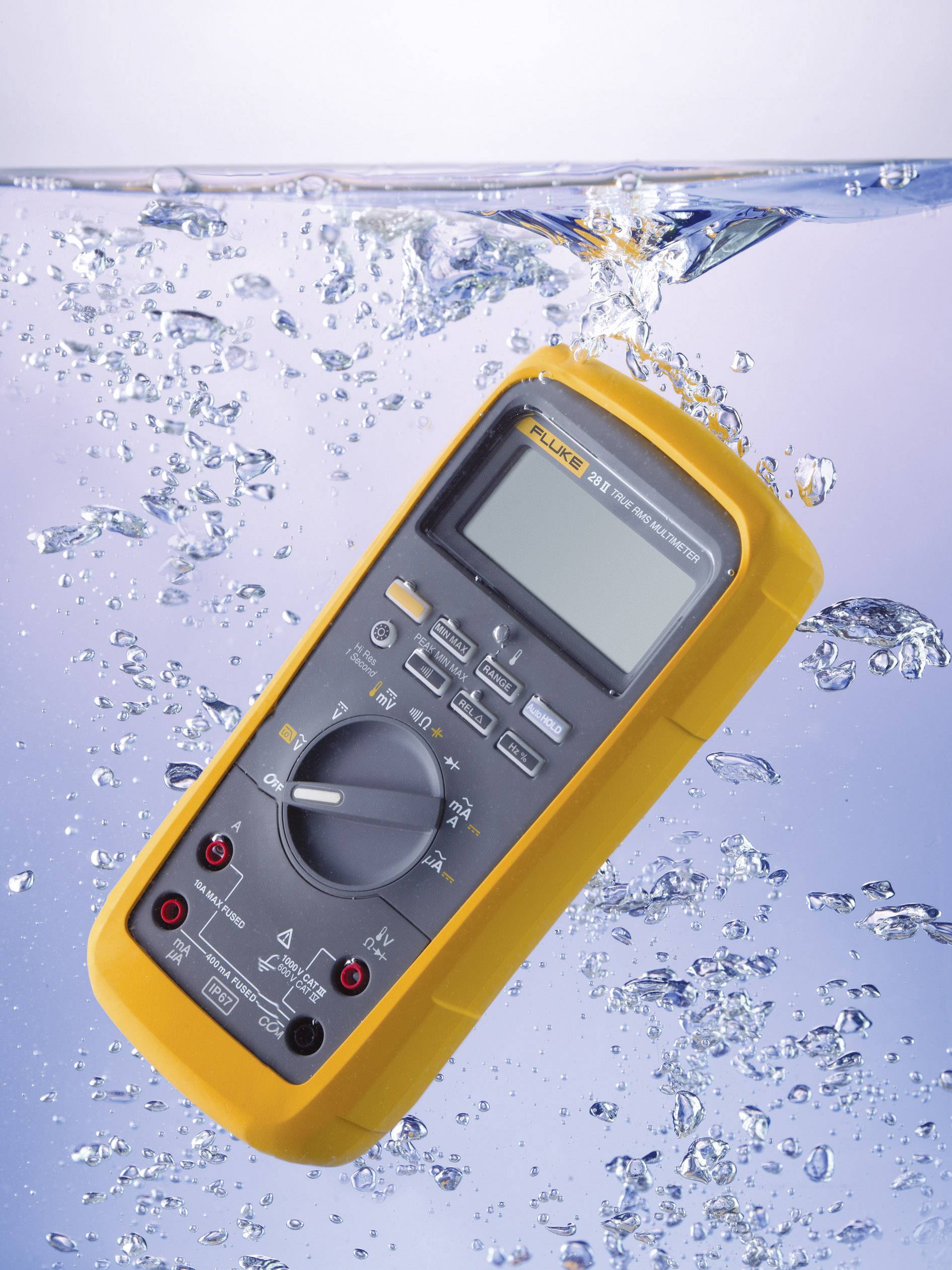 Multimeter flyder under vand og viser sin vandtæthed. Enhed med gult hus og grå forside. Luftbobler synlige.