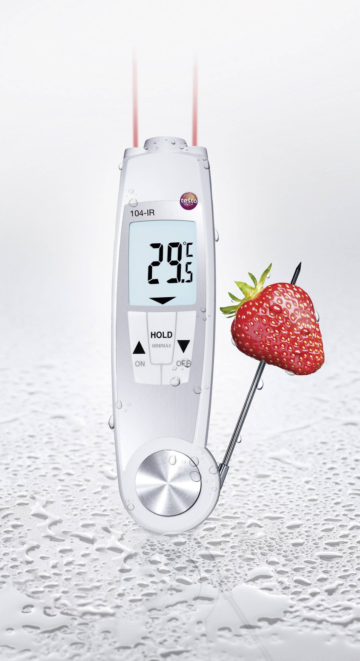 Et digitalt termometer viser 29,5°C. En tilsluttet sensor stikker ned i et jordbær. Baggrund med vanddråber.