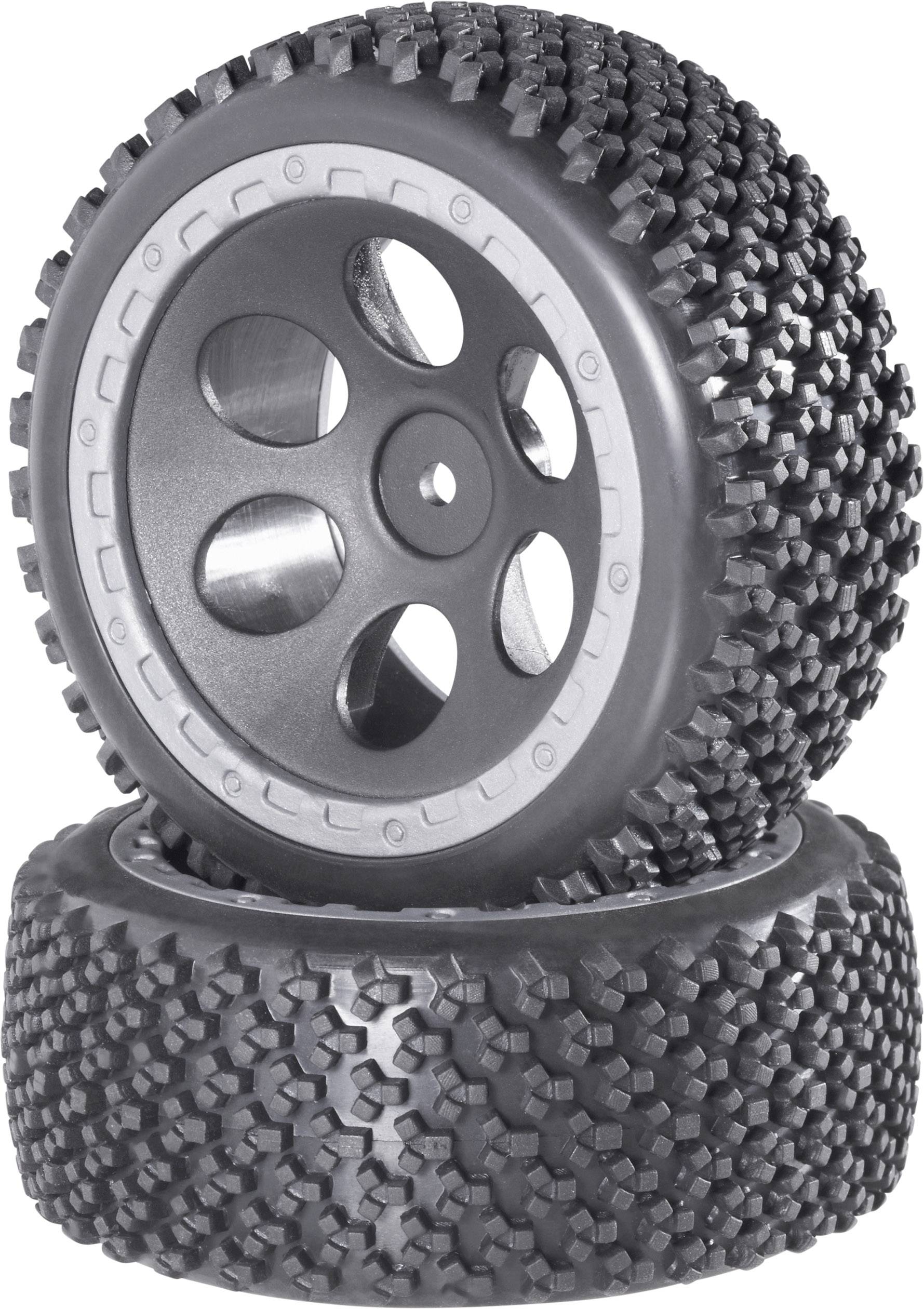 To hjulstolpede hjul på en fjernstyret terrængående køretøj. Et hjul står oven på det andet. De har store knaster for at sikre godt vejgreb.
